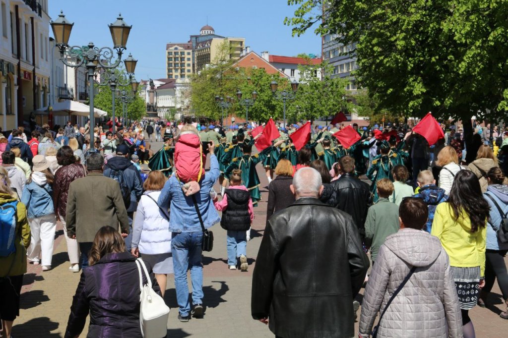 Праздничное дефиле на Советской в Бресте. Смотрите фото и видео