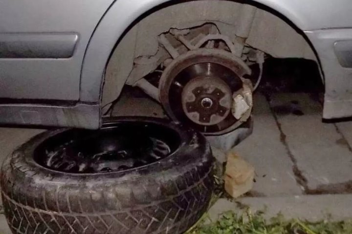 В Беларуси автомобиль сорвался с домкрата и придавил владельца