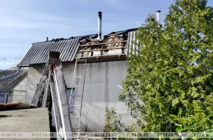 В Березе горела частная баня с мансардой
