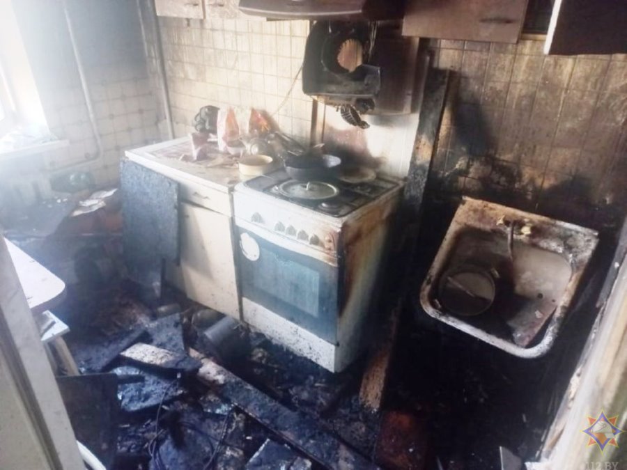 Вскрывали металлическую входную дверь. Мужчина и женщина спасены на пожаре в Барановичах