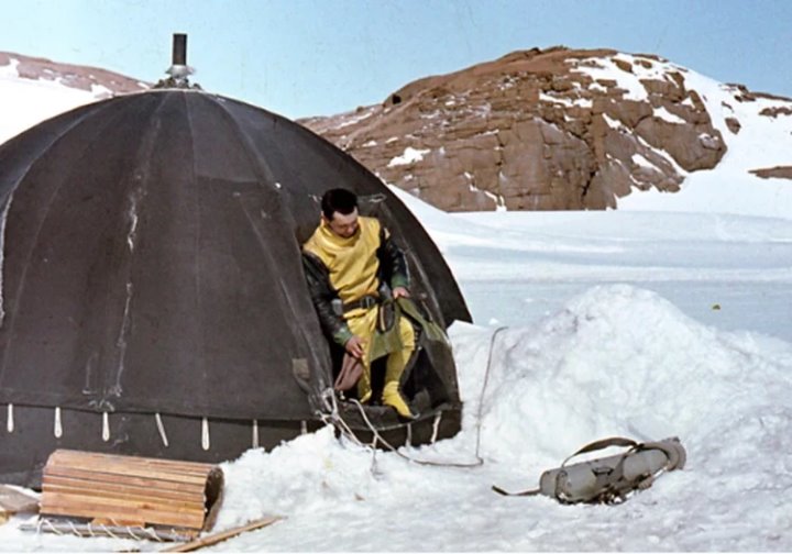 Истории белорусов выживших в экстремальных условиях: спасение в авиакатастрофе и под лавиной, «смертник» на атомной подлодке и отшельник в Антарктиде