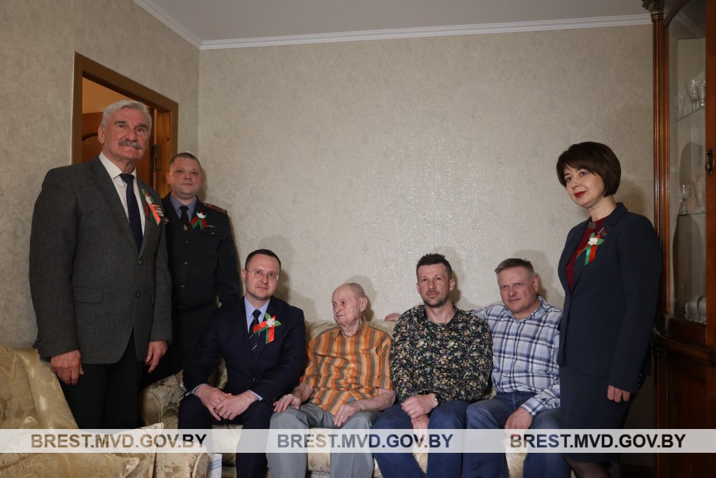 В Бресте вручили паспорт 100-летнему юбиляру