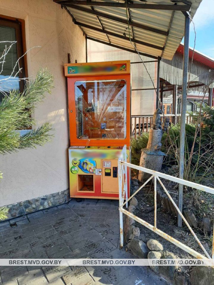 Пьяный житель Барановичей разбил призовой аппарат в одном из баров