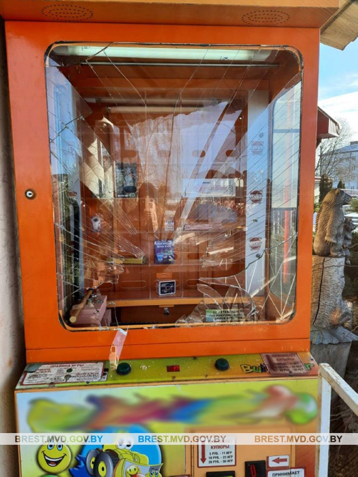 Пьяный житель Барановичей разбил призовой аппарат в одном из баров