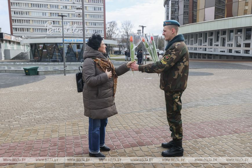 В Бресте военнослужащие поздравили девушек с Днем женщин