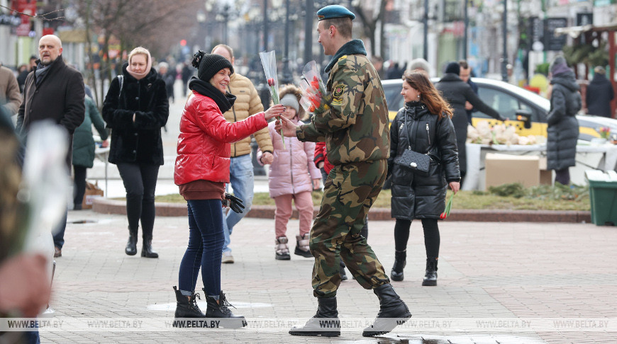 В Бресте военнослужащие поздравили девушек с Днем женщин