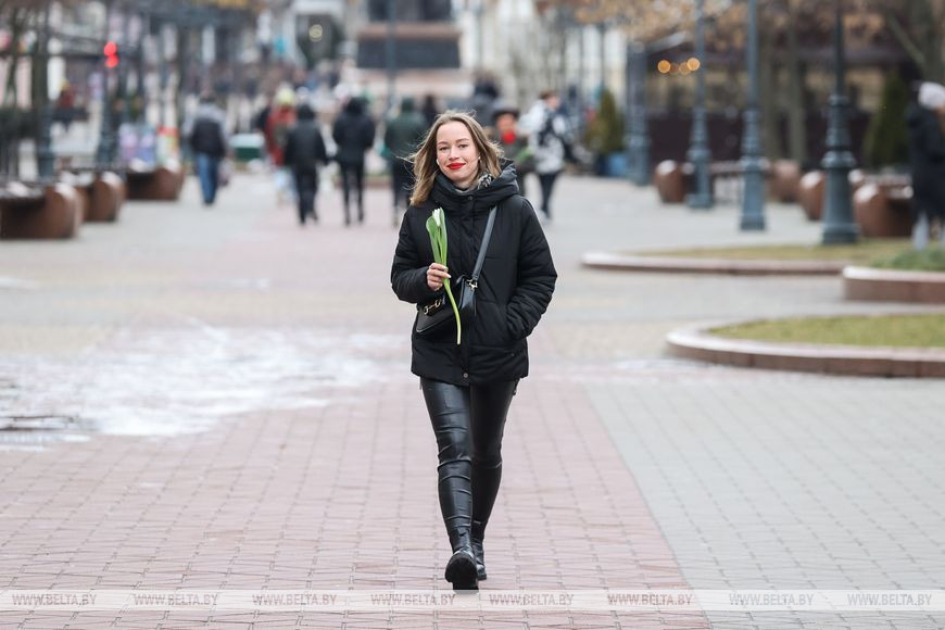 В Бресте военнослужащие поздравили девушек с Днем женщин