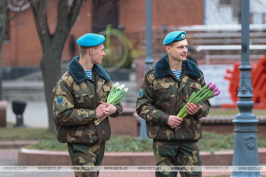 В Бресте военнослужащие поздравили девушек с Днем женщин