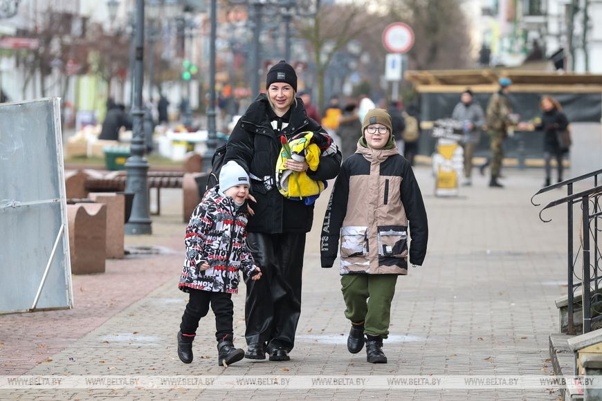 В Бресте военнослужащие поздравили девушек с Днем женщин