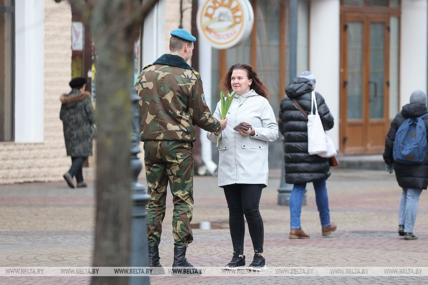 В Бресте военнослужащие поздравили девушек с Днем женщин