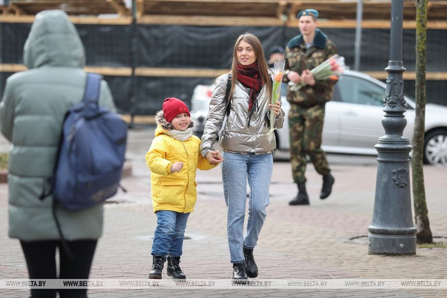 В Бресте военнослужащие поздравили девушек с Днем женщин