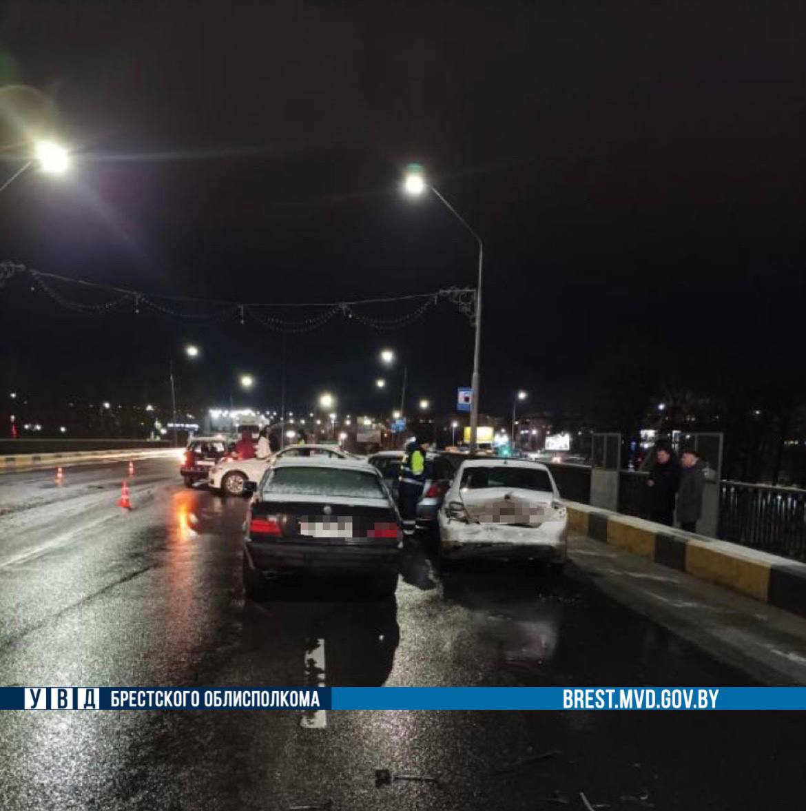 Собралось 9 автомобилей. Подробности вечерних ДТП в Бресте на путепроводе