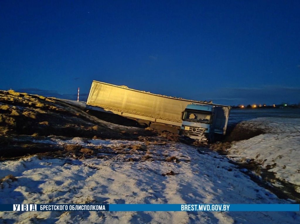 На трассе М1 возле Березы фура съехала в кювет