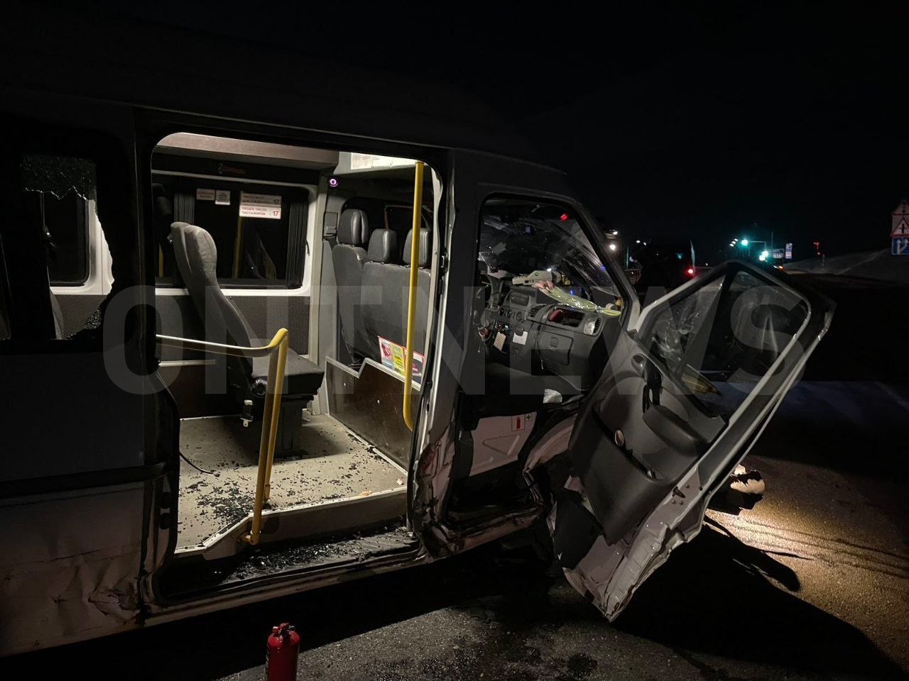 Маршрутка попала в ДТП. Легковушка выехала на встречку. Есть видео, как это произошло