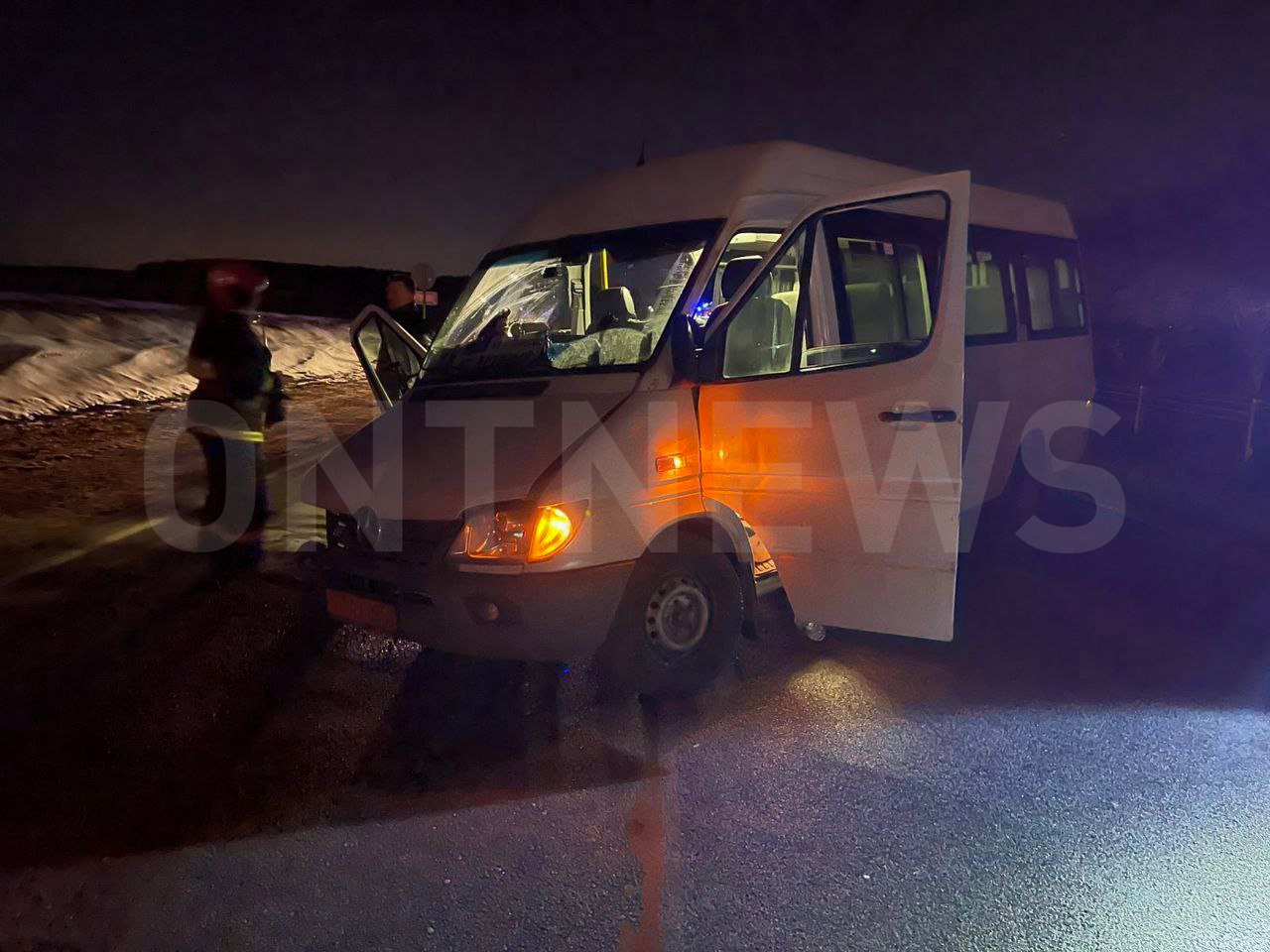 Маршрутка попала в ДТП. Легковушка выехала на встречку. Есть видео, как это произошло