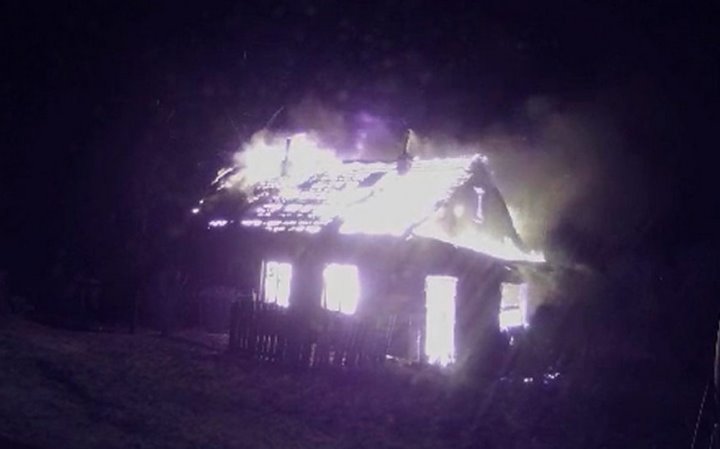 «Если бы спать легла – сгорела бы тоже». Подробности пожара в Брестской области, где погибли два человека