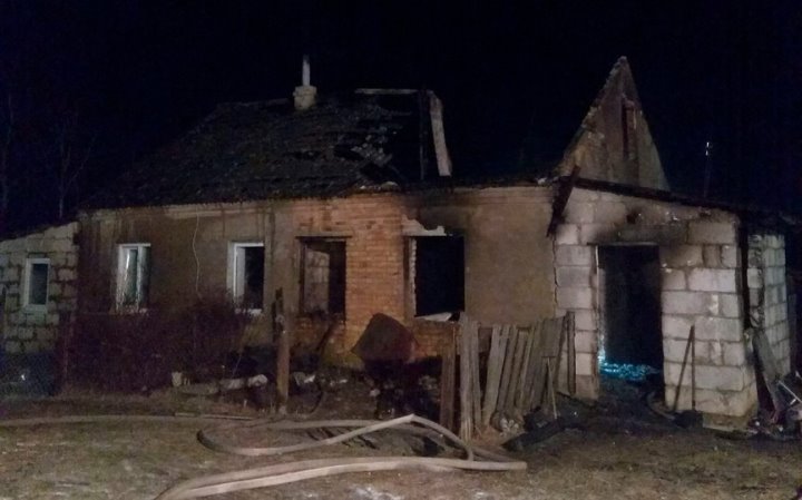 «Если бы спать легла – сгорела бы тоже». Подробности пожара в Брестской области, где погибли два человека