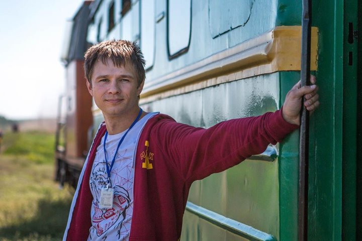 Этот парень из Беларуси зарабатывает на путешествиях по узкоколейкам. Вот как устроен необычный бизнес