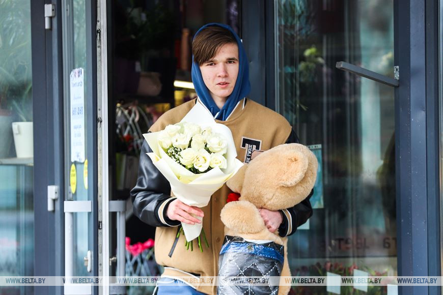 Брестчане готовятся к 8 Марта. Фотофакт