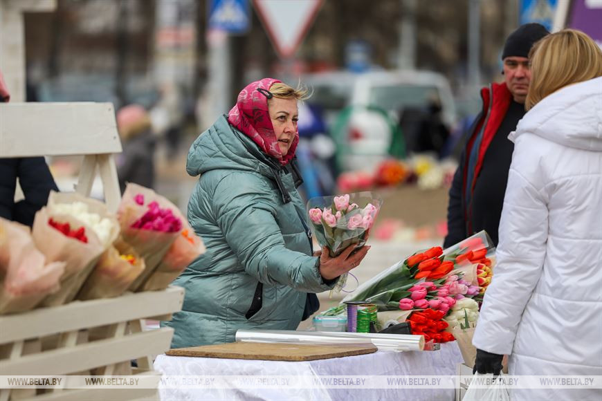 Брестчане готовятся к 8 Марта. Фотофакт
