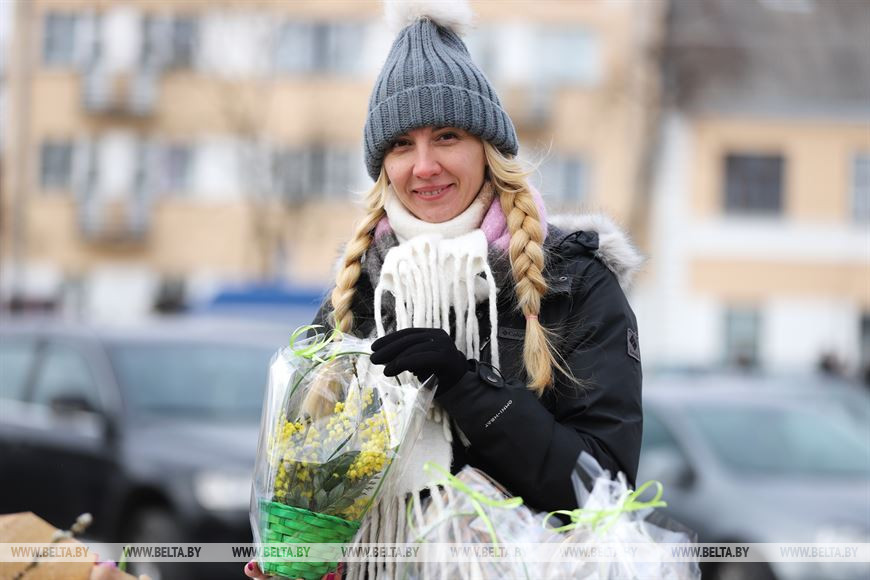 Брестчане готовятся к 8 Марта. Фотофакт