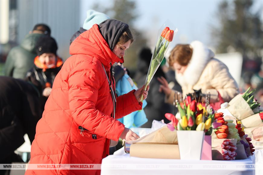 Брестчане готовятся к 8 Марта. Фотофакт