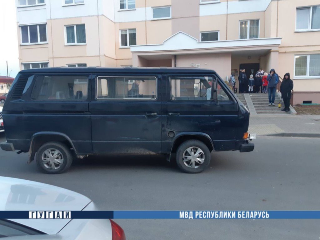 Микроавтобус сбил 7-летнюю девочку в Калинковичах, она в реанимации. Видео не для впечатлительных