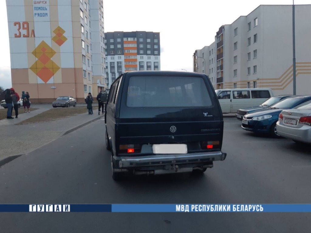 Микроавтобус сбил 7-летнюю девочку в Калинковичах, она в реанимации. Видео не для впечатлительных