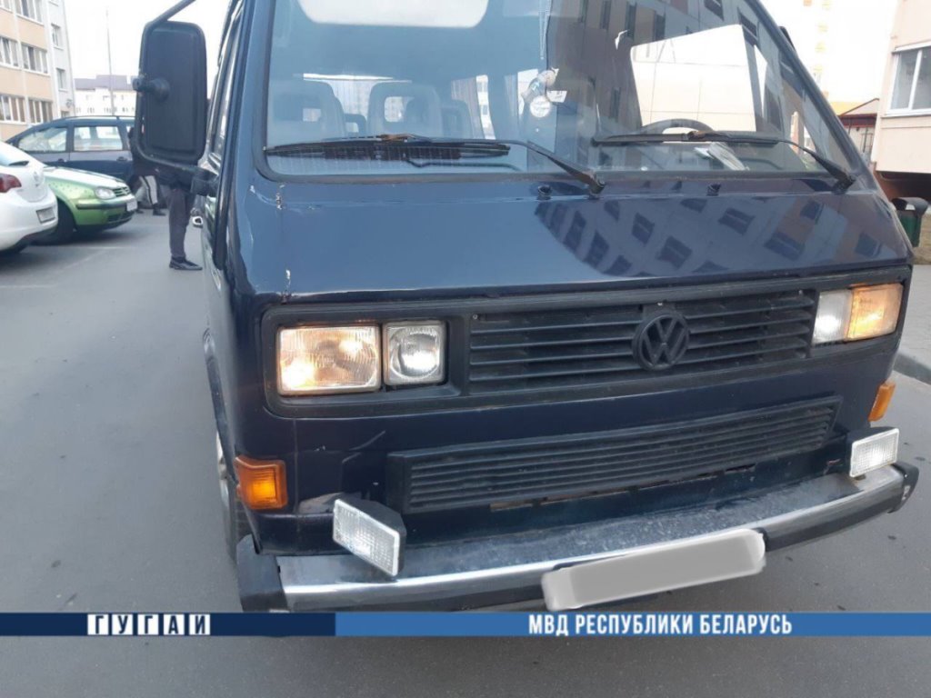 Микроавтобус сбил 7-летнюю девочку в Калинковичах, она в реанимации. Видео не для впечатлительных