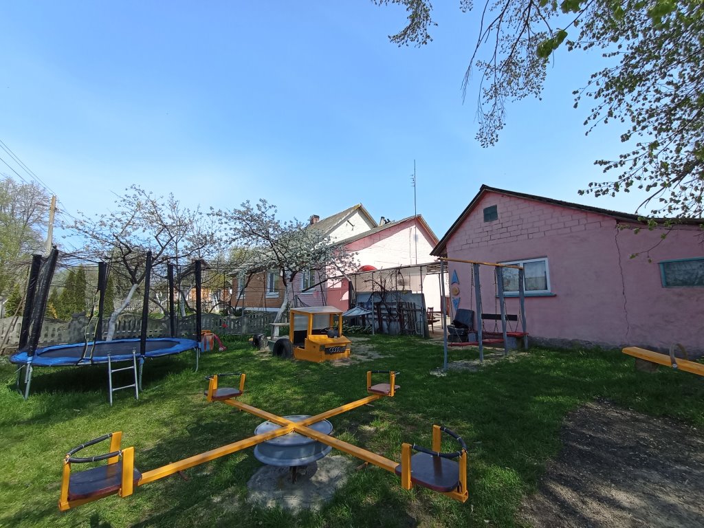 Муж ушел из семьи и оставил кредит — спас свой дом с огородом. Белоруски рассказали, как и почему переехали за город