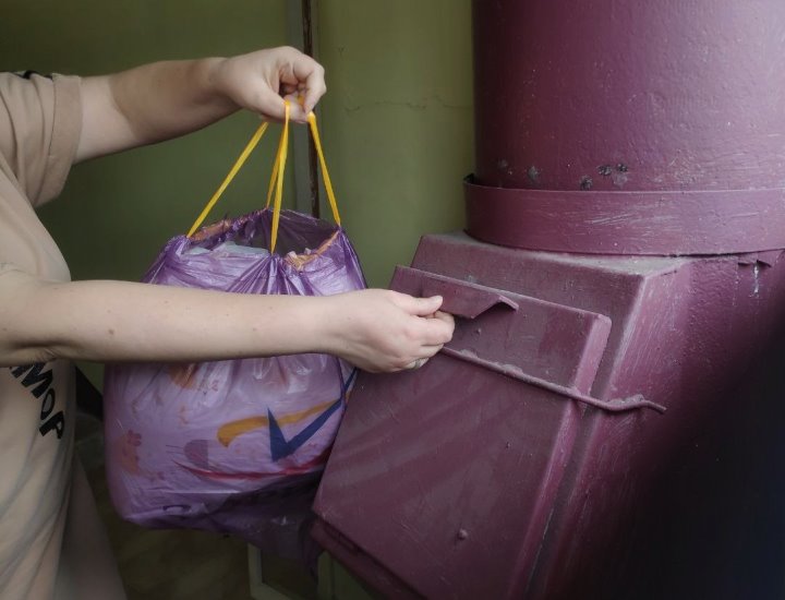 «Выходишь из подъезда при параде и с вонючим пакетом». Минчане рассказали, нужны ли им мусоропроводы