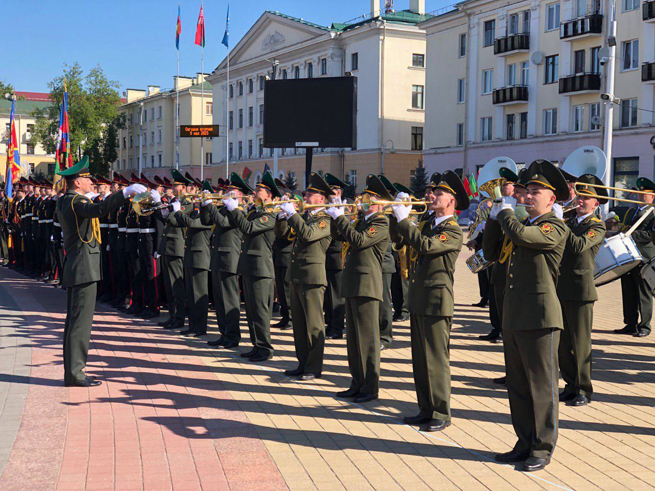 Парад с участием военной техники открыл празднование Дня Победы в Бресте