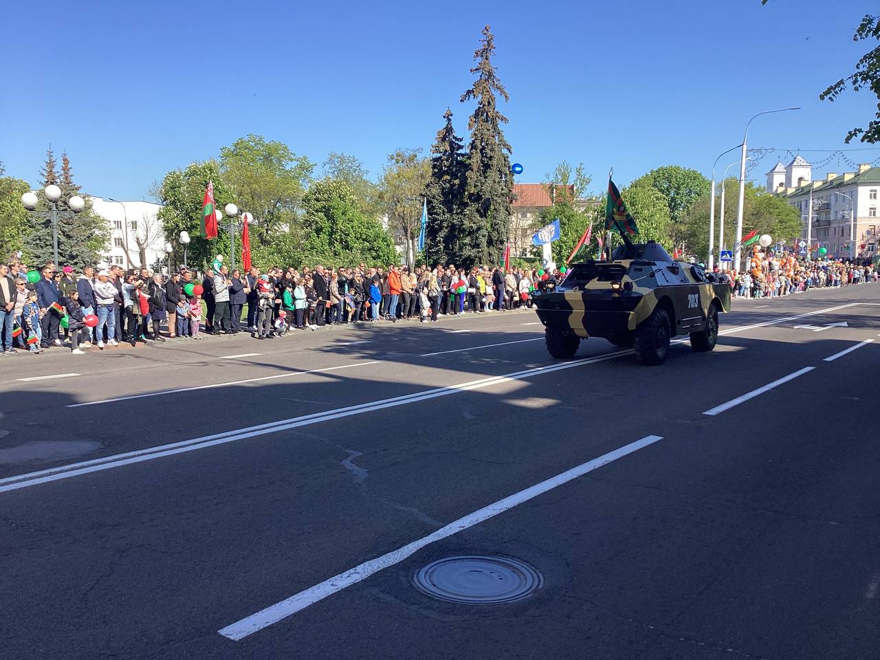 Парад с участием военной техники открыл празднование Дня Победы в Бресте