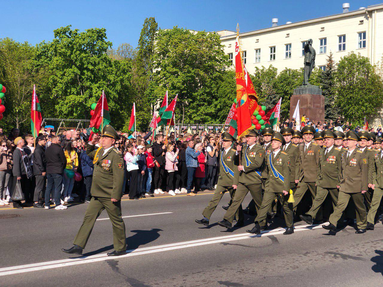 Парад с участием военной техники открыл празднование Дня Победы в Бресте
