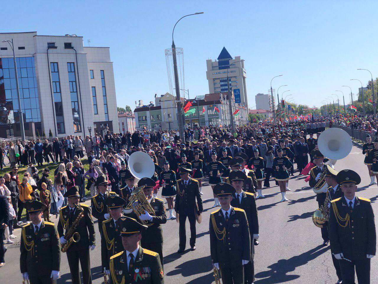 Парад с участием военной техники открыл празднование Дня Победы в Бресте