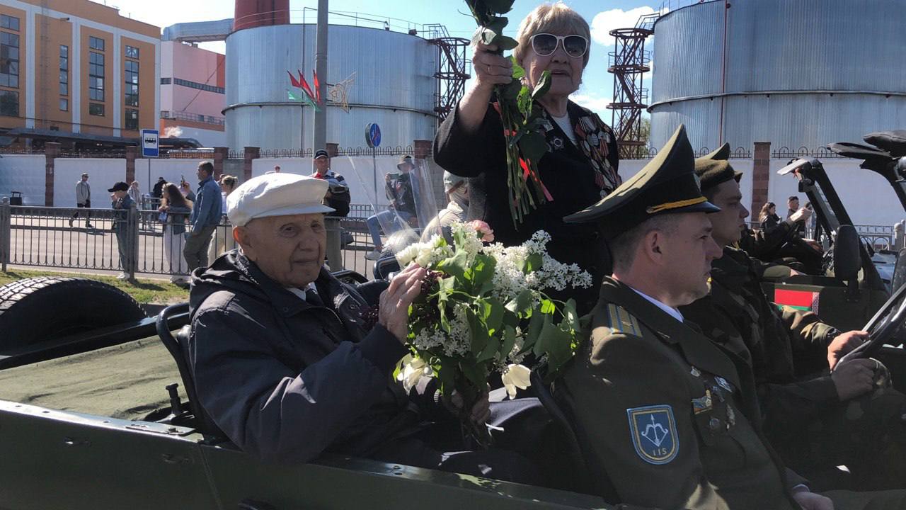 Парад с участием военной техники открыл празднование Дня Победы в Бресте