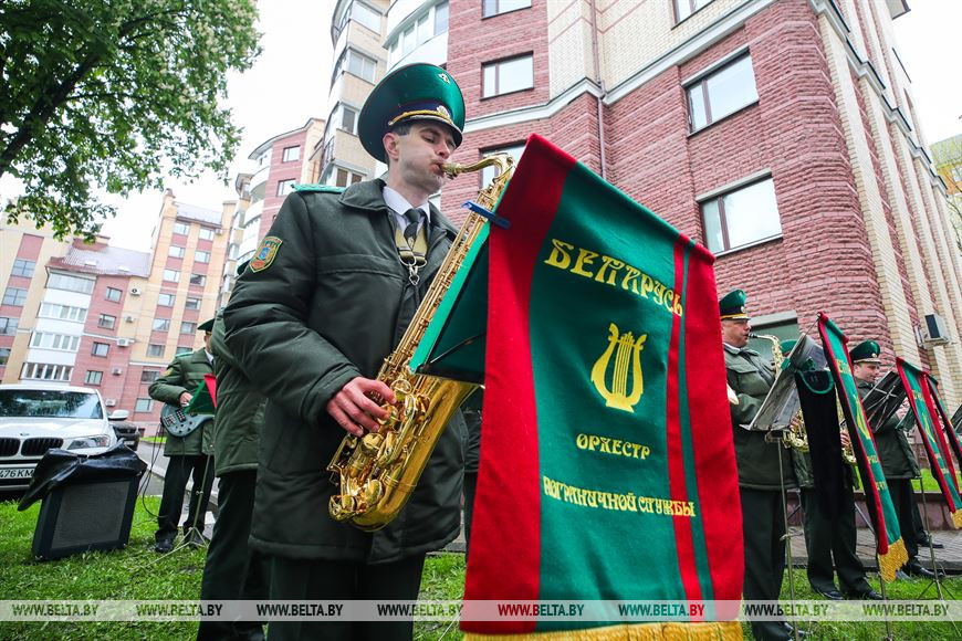 В Бресте пограничники поздравили ветерана ВОВ с Днем Победы