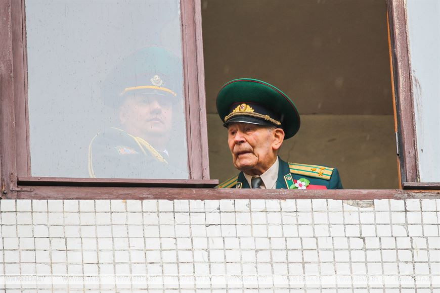 В Бресте пограничники поздравили ветерана ВОВ с Днем Победы