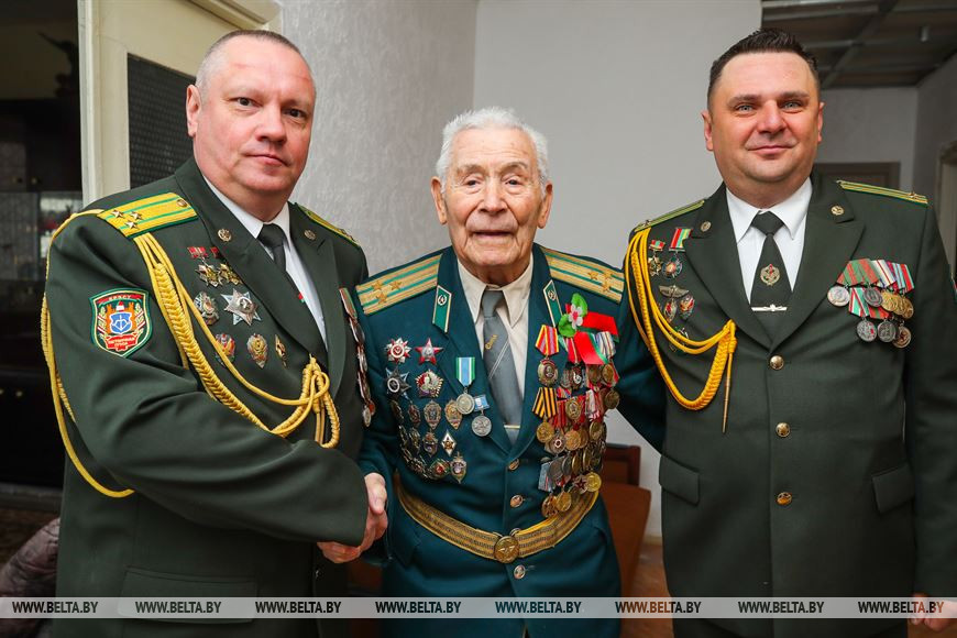 В Бресте пограничники поздравили ветерана ВОВ с Днем Победы