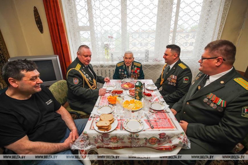 В Бресте пограничники поздравили ветерана ВОВ с Днем Победы