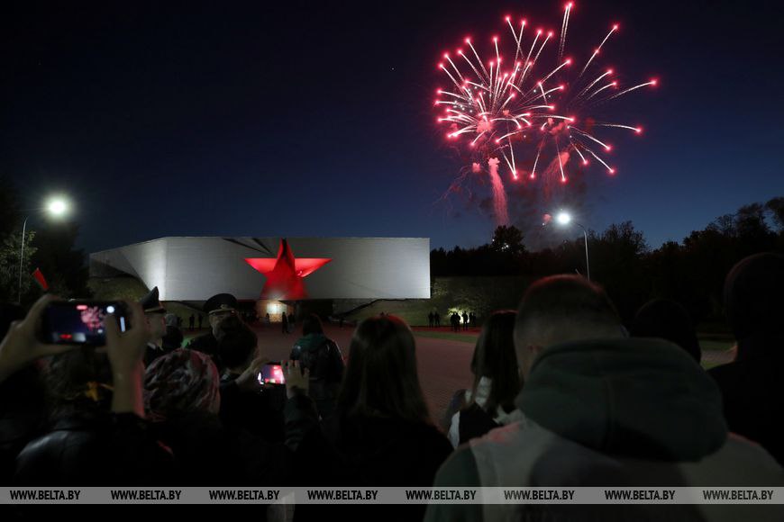 Праздничный салют в Брестской крепости.