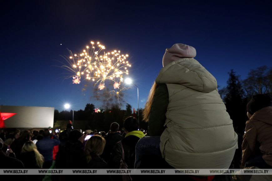 Праздничный салют в Брестской крепости.