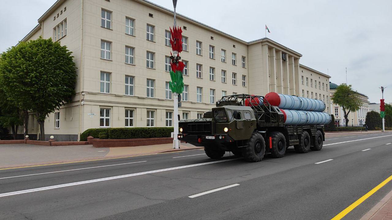 В Бресте на улице Ленина проходит репетиция парада на День Победы