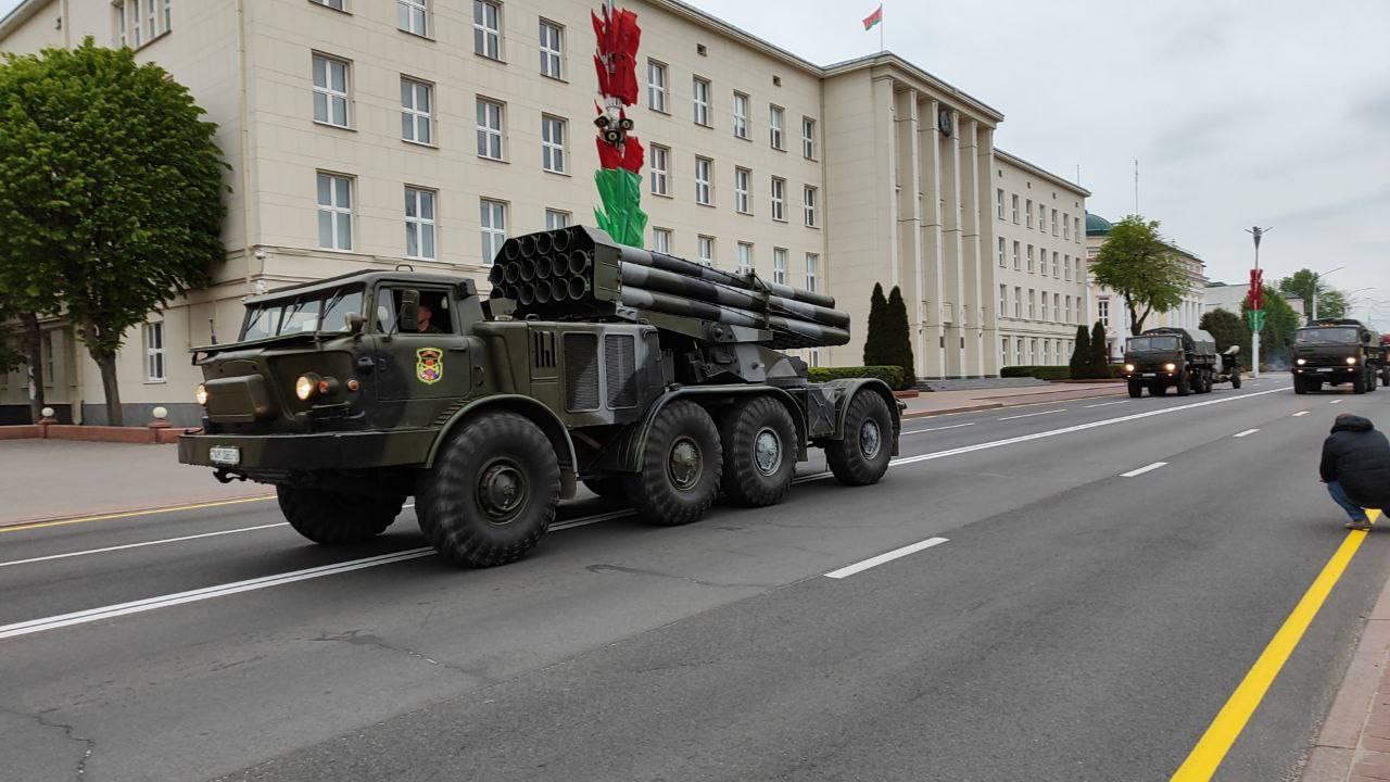 В Бресте на улице Ленина проходит репетиция парада на День Победы