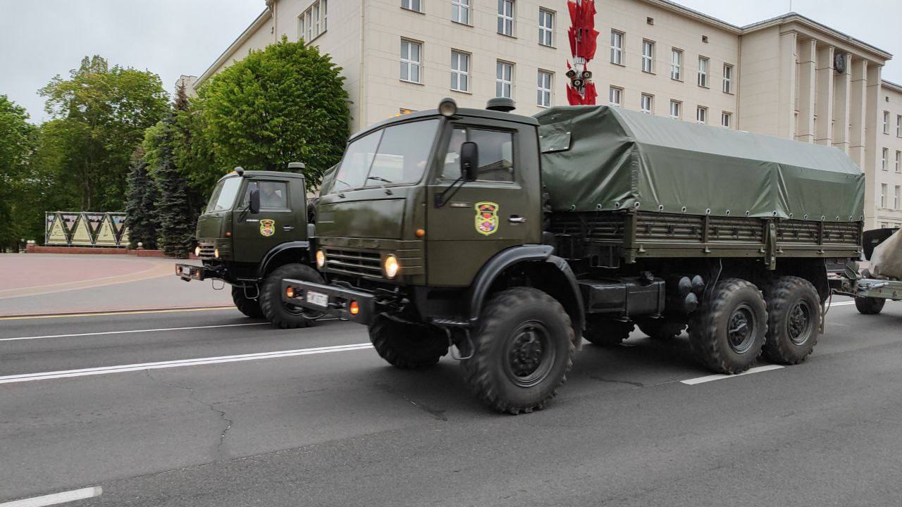 В Бресте на улице Ленина проходит репетиция парада на День Победы