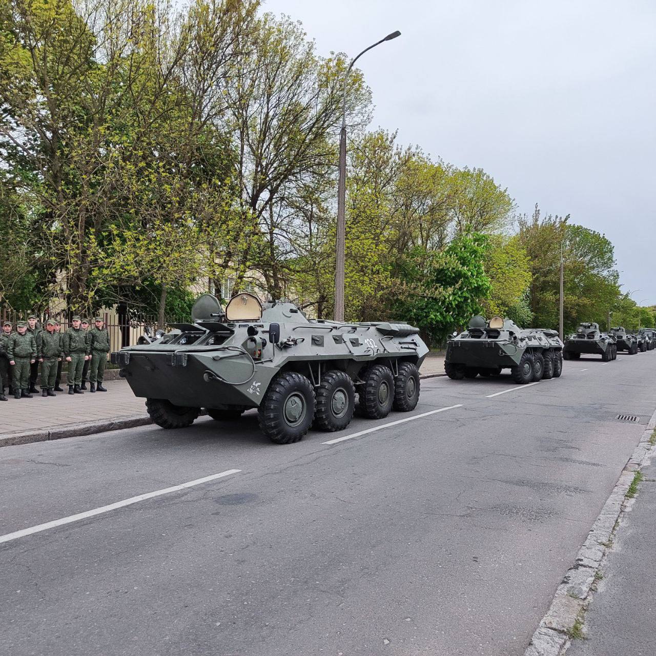 В Бресте на улице Ленина проходит репетиция парада на День Победы