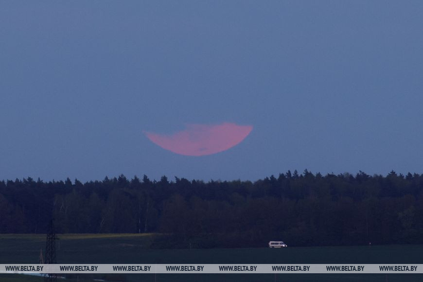 Если пропустили: Посмотрите на вчерашнее полутеневое затмение луны и цветочное полнолуние
