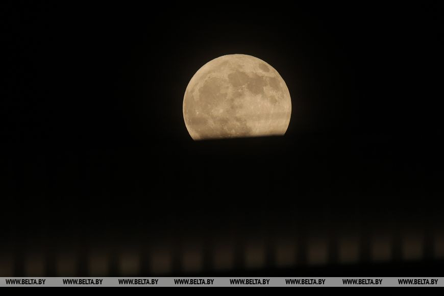 Если пропустили: Посмотрите на вчерашнее полутеневое затмение луны и цветочное полнолуние