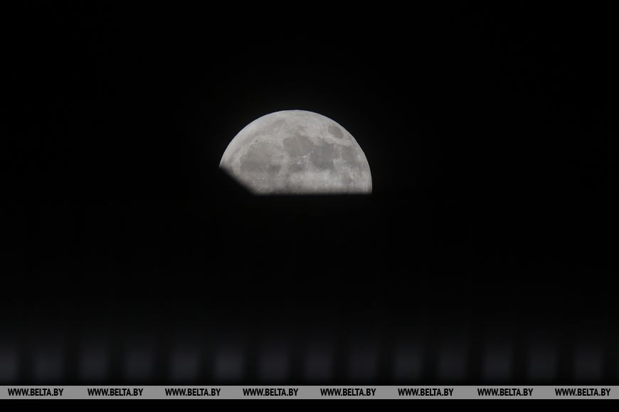 Если пропустили: Посмотрите на вчерашнее полутеневое затмение луны и цветочное полнолуние