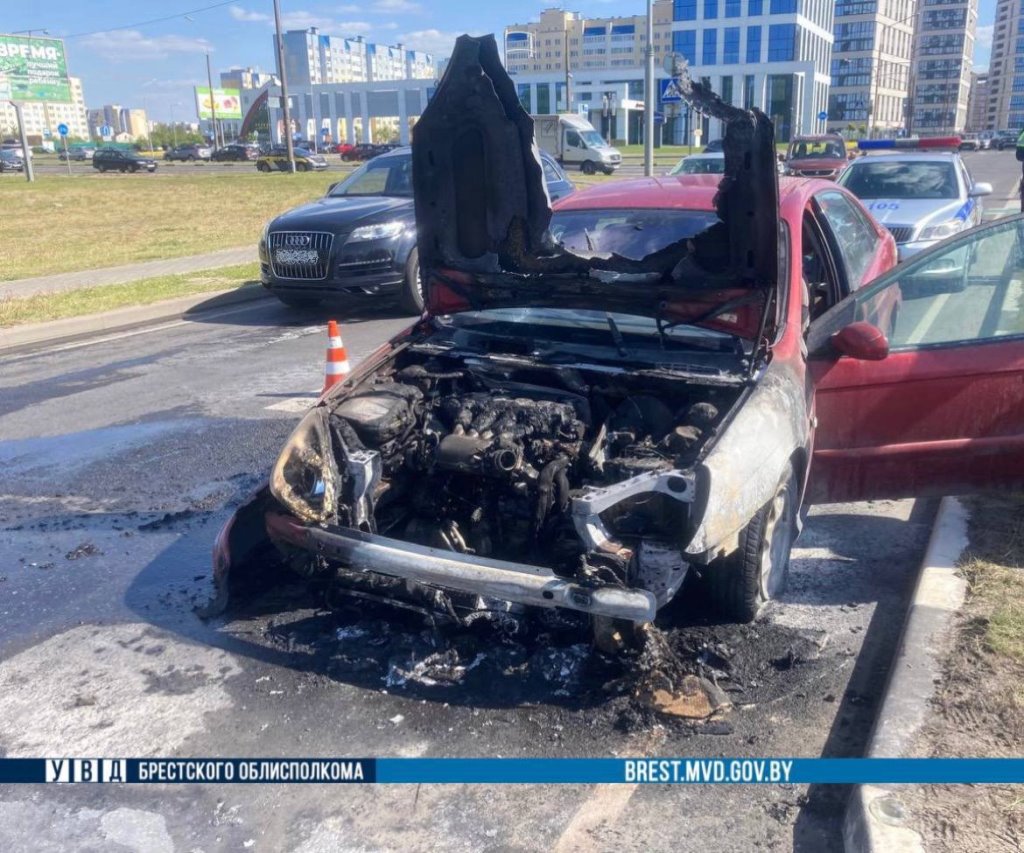 В Бресте горел Citroen. Подробности происшествия